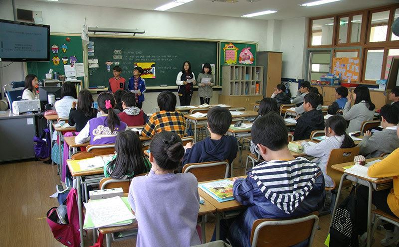 What role does classroom lighting play in adolescent myopia What role does classroom lighting play in adolescent myopia